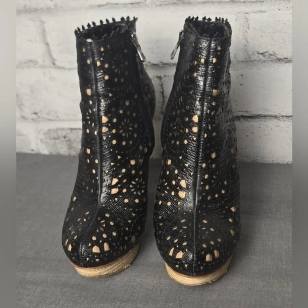 BCBGMAXAZRIA Laser Cut Platform Booties Black Tan Stiletto | 6.5